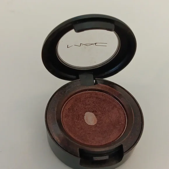 Mac Veluxe Pearl Eyeshadow in Star Violet - Picture 2 of 6